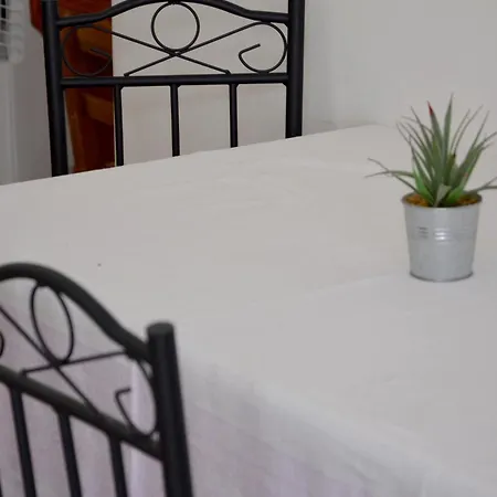 Studio For 4 In Daire Chora (Ios)